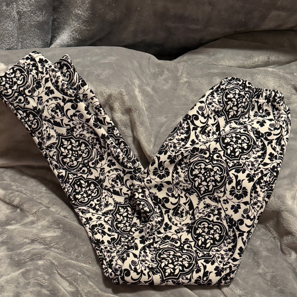 Black and White Damask Pattern Fleece lined Leggings